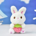 Detailansicht eines niedlichen weißen Plüschhasen-Anhängers mit kleiner rosa Erdbeere - Einfache Schließe / Weiß / 13cm
