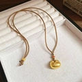Dettaglio macro del ciondolo cilindro dorato con carattere Fu su cordino marrone - Sacchetto del Lucchetto della Benedizione Pacifica (48# Collana-Oro-Corda Intrecciata)