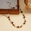 Vue détaillée du collier de perles plaqué or 18 carats avec pierres brunes et perles - Collier-Oeil de Tigre Brun