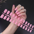 Nahaufnahme matter rosa langer eckiger Kunstnägel am Kunststoffträger mit Handmodel - Matt Rosa
