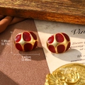 Vista detallada que muestra dimensiones y peso de los pendientes de flor de esmalte rojo - Pendientes vintage ovalados de oro rojo