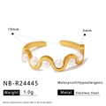 Dettaglio anello a onde in acciaio dorato con sei perle, impermeabile ed anallergico, oro - Stile Creativo a Sei Perle Ondulate (NB-R24445)