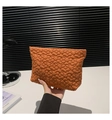Detail der orangefarbenen Kosmetiktasche mit Blumensteppung und weicher, geraffter Textur - Braun