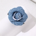 Schicke blaue Denim Kamelien-Brosche mit modisch handgefertigten strukturierten Blütenblättern - 3.5cm / Blau