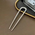 Minimalistische zilveren U-vormige metalen haarspeld op bruin lederen achtergrond - Zilver