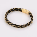 Dettaglio del bracciale intrecciato in pelle nera e catena d'oro con chiusura magnetica - Oro