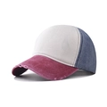 Dettaglio della visiera rossa consumata sul cappellino da baseball vintage tricolore - Rosso Vino a Contrasto