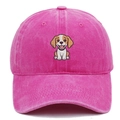 Détail d'une casquette en coton rose délavé avec broderie chiot et finition vintage - Rose rouge