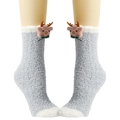 Detailansicht warmer grauer Korallenvlies-Socken mit süßem Rentier-Plüschornament - Rentier mit Fliege / Grau