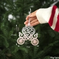 Roze pompoenkoets kersthanger met hartuitsparing hangend aan een kerstboom - Pompoen Koets