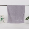 Morbido asciugamano in cotone viola chiaro con ricamo LUTTO bianco su una barra di metallo - Grigio Bluastro Con Ricamo Di Lettere (LUTTO)