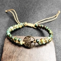 Détail des perles turquoise africaines et breloque Arbre de Vie sur bracelet yoga - Doré