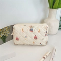 Details einer gesteppten Baumwolltasche mit Zirkus-Hasen-Print und Reißverschluss - Spieluhr Hase