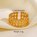 Dettaglio dell'anello dorato regolabile con design traforato intrecciato su seta - Stile Geometrico Intrecciato Dorato 3