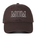 Détail de la broderie MOM sur casquette de baseball en toile de coton marron foncé - Café MOM