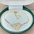 Détail du pendentif cœur Vierge Marie avec zircons colorés et chaîne dorée réglable - Cœur Zircone Blanche