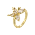 Bague ouverte papillon dorée élégante avec ailes en cristal sur fond blanc pur - VJ638 Design de Papillon / Or