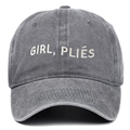 Détail de la broderie GIRL PLIÉS sur une casquette en coton lavé gris foncé vieilli - Taille unique / Gris