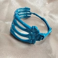 Verstellbares Skeletthand-Armband in Blau für Damen im Gothic-Stil auf Satin - Himmelblau