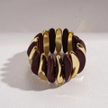 Detailansicht der geometrischen Acrylperlen und goldenen Glieder am elastischen Armband - Rot