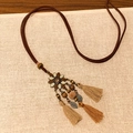 Dettaglio ravvicinato della collana boho con nappe e perle di legno e ciondolo a fiore - Stile Fiore con Nappine Vintage (3# Collana-Marrone-Fiore)