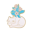 Schattige witte kat emaille speld met roze bloemen en blauwe bladeren in goud metaal - Opgerolde Witte Kat Bloemstijl (CC1025)