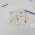 Dettaglio della pochette trapuntata floreale con stampe di conigli e cordino viola - Coniglio in Abito Blu