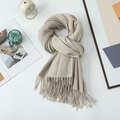 Morbida sciarpa in maglia beige effetto cashmere con frange sulla scrivania - 200*68CM / Cachi Beige