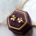 Eleganti orecchini a lobo a fiore dorato in una lussuosa scatola di velluto viola - 10# Perno in Argento Sterling 925 - Oro Opaco - Fiore a Quattro Petali Opaco