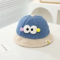 Dettaglio ravvicinato di cappello pescatore in pile blu per bimbi con occhi 3D carini - Blu / 48-50cm (8 mesi - 2 anni)