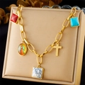 Dettaglio della collana dorata in acciaio con pendenti Madonna e pietre turchesi - Stile Pietra Preziosa Croce Vergine Maria (N3217)