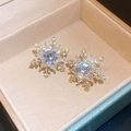 Elegantes pendientes de copo de nieve dorados con cristales brillantes de invierno - Estilo Copo de Neve Con Pin de Plata / Dorado