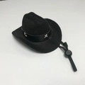 Detail eines schwarzen Haustier-Cowboyhuts mit silberner Sternschnalle und verstellbarem Band - Klein 13.5cm / Schwarzer Ledergürtel Stern