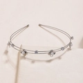 Diadema plateada de doble capa con perlas blancas y dijes de trébol metálicos - Plateado