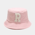 Détail d'un chapeau bob rose avec écusson lettre R en peluche sur tissu bouclé texturé - M (56-58cm) / Rose