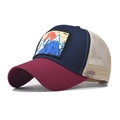 Dettaglio del ricamo di montagna su un cappello trucker in mesh blu navy e bordeaux - Bordeaux e Navy