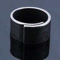 Retro matte brede ring in antracietgrijs met een minimalistisch open stapelbaar design - US 7 / Antiek Zilver (02108)