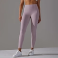 Detaillierte Nahaufnahme der glatten Textur und lavendelfarbenen High-Waist-Yoga-Leggings - XS / Rosa-Lila