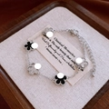 Bracciale argentato con cinque ciondoli a quadrifoglio bianchi e neri su legno - Stile Quadrifoglio a Cinque Motivi / Nero