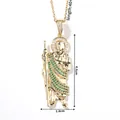Detalle del colgante San Judas con incrustaciones de circón verde y baño de oro 18K - Colgante mediano de 4,6 cm