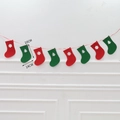 Weihnachtsgirlande aus Filz mit rot-grünen Socken und Stern- sowie Tannenbaummustern - Socken Banner