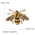 Gouden honingbij broche met geel emaille en strass vleugels, afmeting 4,5 cm x 3,0 cm - Bijenstijl (MM-BR-4131)