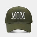 Detalle del bordado MOM en gorra de béisbol de algodón verde oliva con visera curva - Sólido MOM / Verde Militar