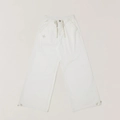 Dettaglio dei pantaloni cargo beige con vita elastica a coulisse e ricamo a croce - XS / Bianco neve