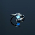 Anello con stella blu fluorescente in acciaio inossidabile spazzolato con fascia aperta - Stile Stella Luminosa / Argento