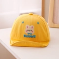 Primer plano de gorra amarilla para bebé con bordado de conejo y suave tejido de algodón - 50cm (1-3 años) / Amarillo
