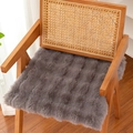 Cuscino quadrato per sedia in peluche grigio scuro con morbida ecopelliccia su legno - grigio scuro