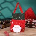 Dettaglio del sacchetto regalo di Natale in feltro rosso con Babbo Natale 3D e fiocchi verdi - Babbo Natale con Colletto a Fiocco di Neve
