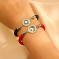 Detail von verstellbaren Paar-Armbändern mit Sonnen- und Mondanhängern auf elastischer Kordel - Weißer Basis Sonne Mond Leuchtend Stil (A-50)