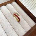 Makroaufnahme von 14k vergoldetem Bambus-Ring mit roter Emaille und Zirkonia auf Holz - Gold Rot Bambus Zirkonia Stil (6#戒指-金色-红色-竹节)